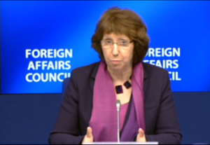 Hoge Vertegenwoordiger Catherine Ashton spreekt de minister van Buitenlandse Zaken, bijeen als Europese Raad, toe (Foto: EEAS).