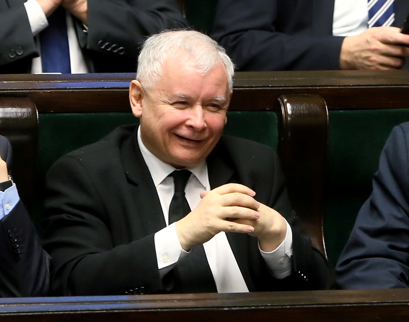 Kaczynski amuseert zich over Europese Commissie