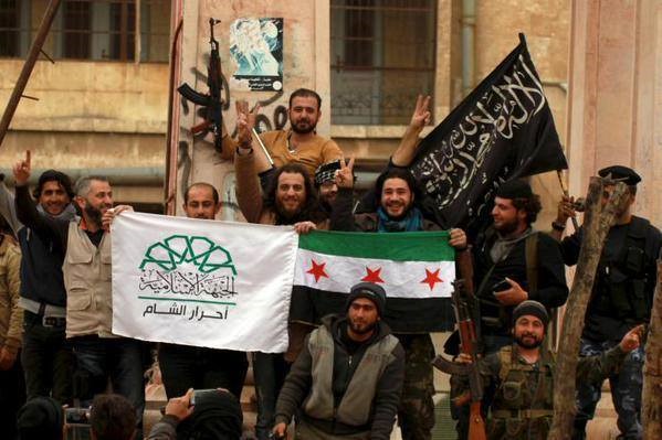 Drie Syrische rebellengroepen netjes bij elkaar. Links Ahrar al Sham, waartoe onze Molenbeekse sjeik Bassam Ayachi behoort, het Vrij Syrische leger, waarvan Didier Reynders stelt dat hij die steunt, en rechts Jabhat al Nusra, de Syrische tak van al Qaeda. En dan beweert onze regering dat ze strijd tegen de terreur. Leugenaars!!
